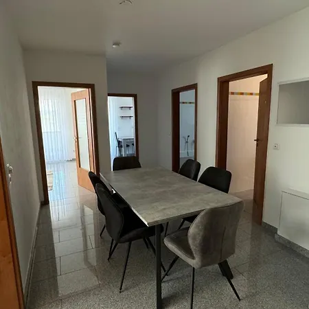 Moderne Fuer Bis Zu 8 Personen Mit Grossem Balkon Niestetal