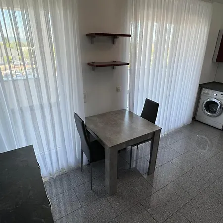 Moderne Fuer Bis Zu 8 Personen Mit Grossem Balkon Niestetal