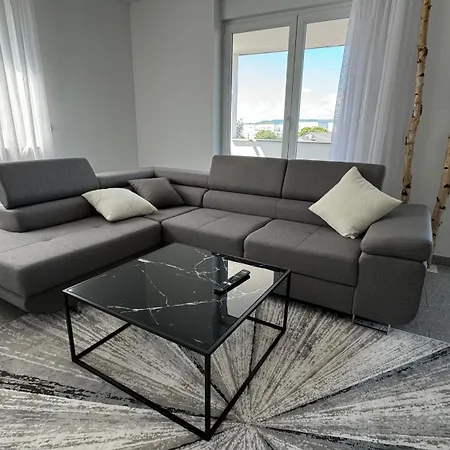 Moderne Fuer Bis Zu 8 Personen Mit Grossem Balkon Apartment *