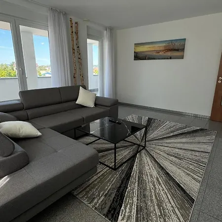 Moderne Fuer Bis Zu 8 Personen Mit Grossem Balkon Niestetal