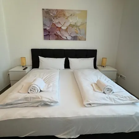 Moderne Fuer Bis Zu 8 Personen Mit Grossem Balkon * Niestetal
